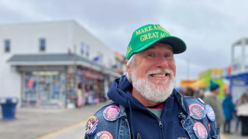 Edward X. Young, de 64 años, partidario de Trump, posa en el paseo marítimo de Wildwood, Nueva Jersey, el 10 de mayo de 2024. (Janice Hisle/The Epoch Times)