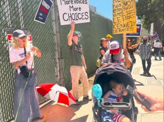 Manifestación de simpatizantes en Burbank, California, el 21 de junio de 2024. (Jill McLaughlin/The Epoch Times)