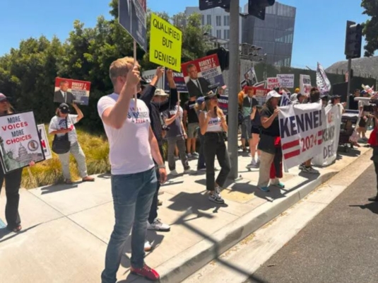 Un voluntario de campaña calificó la exclusión de Kennedy de "insulto a la democracia". Arriba, partidarios se reúnen en Burbank, California, el 21 de junio de 2024. (Jill McLaughlin/The Epoch Times)