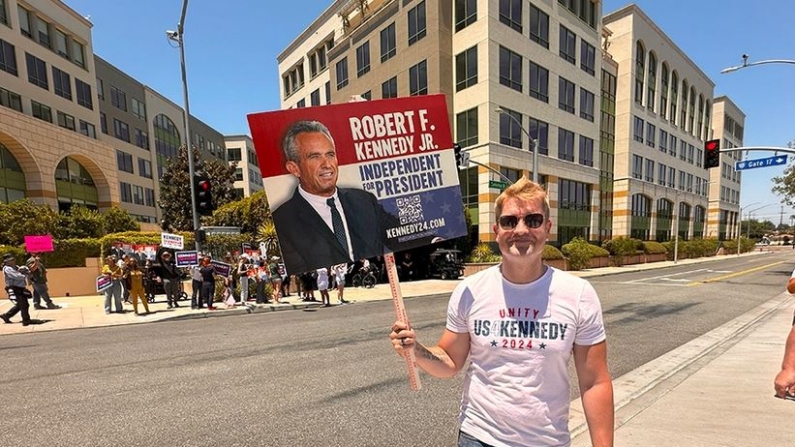 Partidarios del candidato presidencial Robert F. Kennedy Jr. se manifiestan frente a las oficinas corporativas de CNN y Warner Bros. Discovery en Burbank, California, el 21 de junio de 2024. (Jill McLaughlin/The Epoch Times)