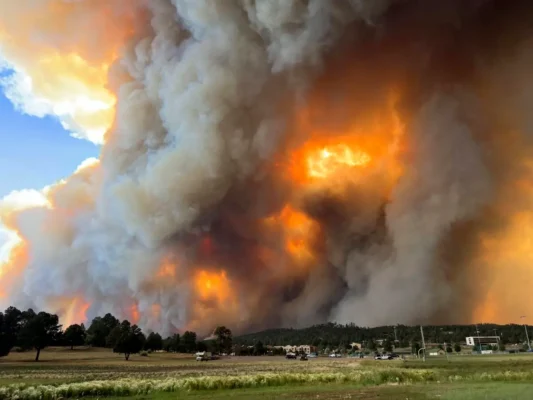 El humo se eleva desde los incendios en Ruidoso, N.M., el 17 de junio de 2024. (Pam Bonner vía AP)