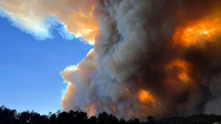 El humo se eleva desde los incendios en Ruidoso, N.M., el 17 de junio de 2024. (Pam Bonner vía AP)