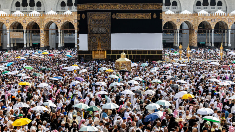 Peregrinos musulmanes realizan la circunvalación de despedida o "tawaf", dando siete vueltas alrededor de la Kaaba, el santuario más sagrado del Islam, en la Gran Mezquita de la ciudad santa de La Meca el 18 de junio de 2024 al final de la peregrinación anual del hajj. (AFP vía Getty Images)