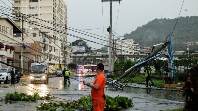 Un miembro del Sistema Nacional de Protección Civil (SINAPROC) inspecciona un área afectada durante una tormenta en Ciudad de Panamá (Panamá), el 20 de julio de 2022. (Rogelio Figueroa/AFP vía Getty Images)