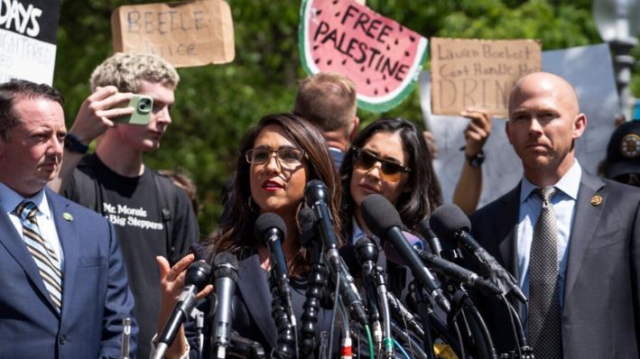 La representante Lauren Boebert (R-Colo.) y otros legisladores hablan durante una visita al campus de la Universidad George Washington (GWU) durante las protestas en Washington, el 1 de mayo de 2024. (Madalina Vasiliu/The Epoch Times)
