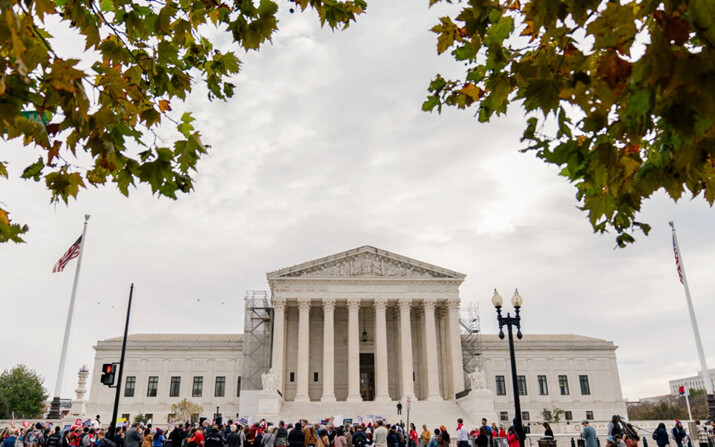 Organizaciones de seguridad de las armas y de prevención de la violencia doméstica se reúnen frente al Tribunal Supremo antes de que se escuchen los argumentos orales en el caso Estados Unidos vs Rahimi, en Washington, el martes 7 de noviembre de 2023. (AP Photo/Stephanie Scarbrough)