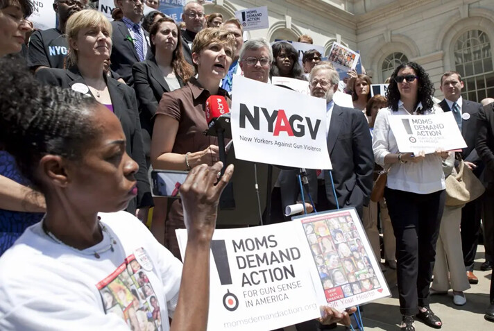 Kim Russell de Moms Demand Action durante una protesta, el 14 de junio de 2024. (Samira Bouaou/The Epoch Times)