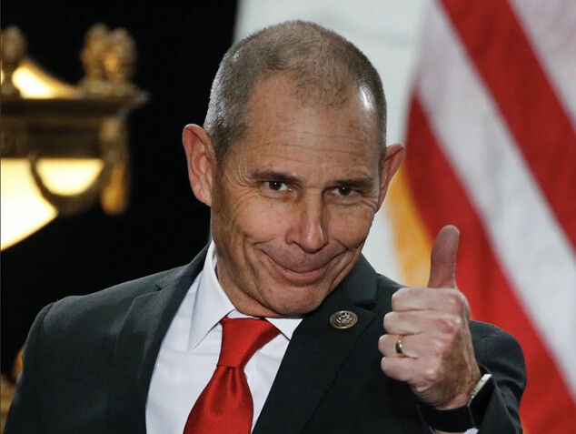 El representante John Curtis (R-Utah) levanta el pulgar antes de un evento con el presidente Donald Trump en la Rotonda del Capitolio del Estado de Utah, en Salt Lake City, Utah, el 4 de diciembre de 2017. (George Frey/Getty Images)