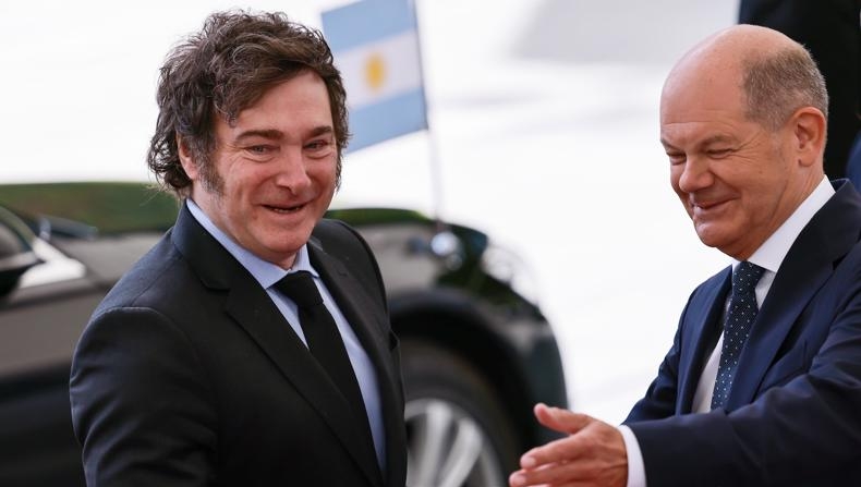 El presidente argentino, Javier Milei, se reúne con el canciller alemán, Olaf Scholz, este domingo en Berlín. (EFE/EPA/HANNIBAL HANSCHKE)