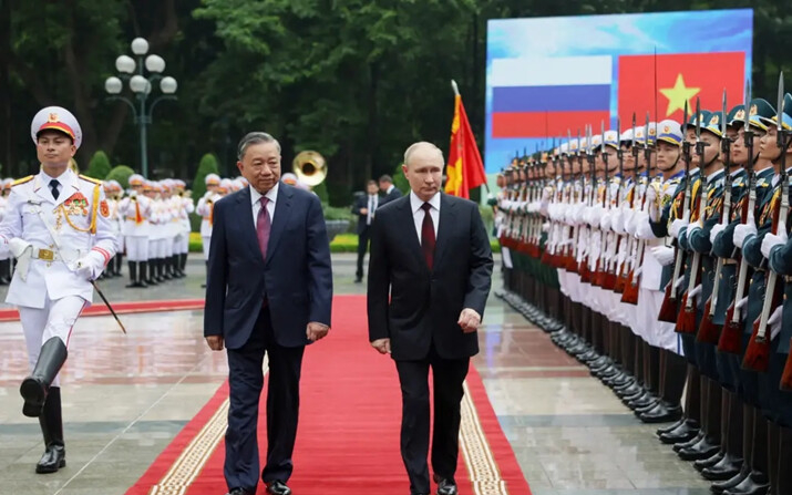 El presidente de Rusia, Vladímir Putin, participa en una ceremonia de bienvenida ofrecida por el presidente de Vietnam, To Lam, en el Palacio Presidencial de Hanói, Vietnam, el 20 de junio de 2024. (Sputnik/Gavriil Grigorov/Pool vía REUTERS)