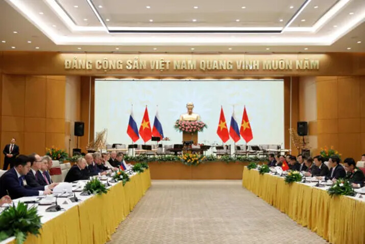 El primer ministro vietnamita, Pham Minh Chinh, se reúne con el presidente ruso, Vladimir Putin, en la oficina gubernamental de Hanoi, Vietnam, el 20 de junio de 2024. (LUONG THAI LINH/Pool vía REUTERS)