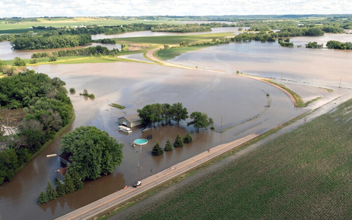 Una inundación en South Cedar Street después de fuertes lluvias que anegaron la zona al sur de Canton, S.D., el 22 de junio de 2024. (Josh Jurgens/AP)