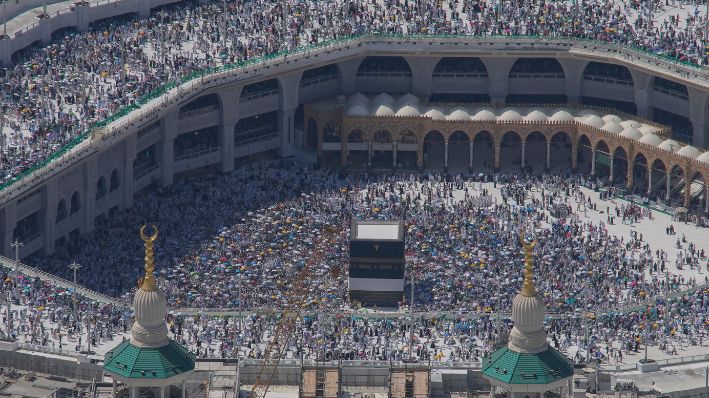 Peregrinos musulmanes circunvalan la Kaaba, el edificio cúbico de la Gran Mezquita, durante la peregrinación anual del Hajj en La Meca, Arabia Saudí, el lunes 17 de junio de 2024. (AP Photo/Rafiq Maqbool, Archivo)
