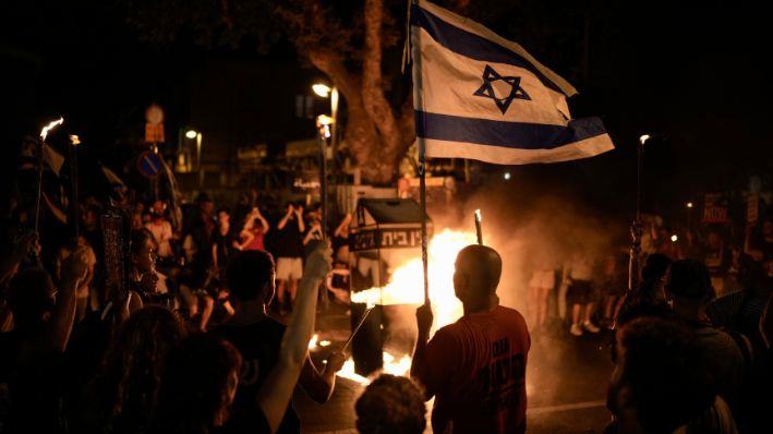 Personas protestan contra el gobierno del primer ministro israelí Benjamin Netanyahu y piden la liberación de los rehenes retenidos en la Franja de Gaza por el grupo militante Hamás, en Tel Aviv, Israel, el sábado 22 de junio de 2024. (AP Photo/Leo Correa)