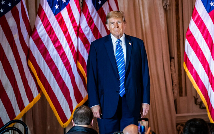 El candidato presidencial republicano, el expresidente Donald J. Trump, sube al escenario para hablar durante el Supermartes, en Mar-a-Lago, Florida, el 5 de marzo de 2024. (Madalina Vasiliu/The Epoch Times)