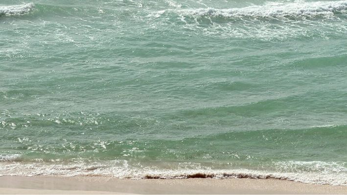 Las olas se acercan a la costa en Panama City Beach, Florida, el 10 de enero de 2017. (Andrew Wardlow/News Herald vía AP)