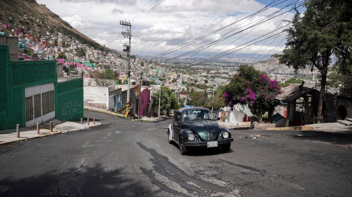 Janette Navarro conduce su Volkswagen Beetle 1996 por una colina empinada en el barrio Cuautepec de la Ciudad de México, el viernes 21 de junio de 2024. (Foto AP/Aurea Del Rosario)
