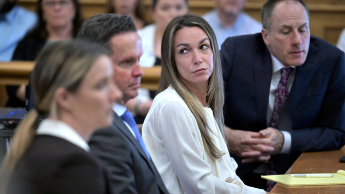 Karen Read (C) escucha mientras el fiscal interroga a la Dra. Marie Russell, durante el juicio de la Sra. Read en la Corte Superior de Norfolk en Dedham, Massachusetts, el 21 de junio de 2024. (Josh Reynolds/Pool vía AP Photo)