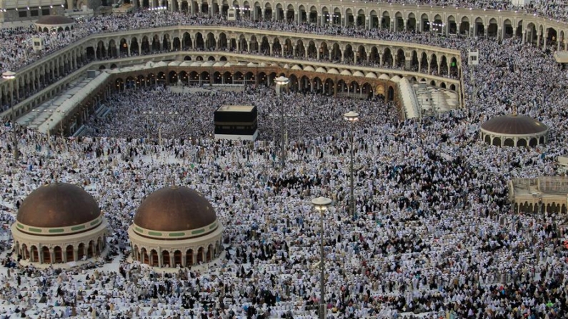 Vista general de archivo que muestra a cientos de peregrinos musulmanes durante la peregrinación anual a La Meca, Arabia Saudita. (EFE/ALAA BADARNEH)