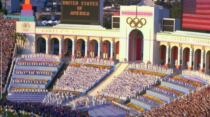 El Memorial Coliseum de Los Ángeles durante la ceremonia de inauguración de los Juegos Olímpicos de 1984 en Los Ángeles el 28 de julio de 1984. (Steve Powell/Getty Images)