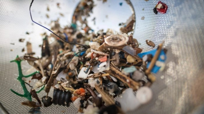 Microplásticos son limpiados de una playa en Tenerife, Islas Canarias, el 14 de julio de 2018. (Desiree Martin/AFP/Getty Images)