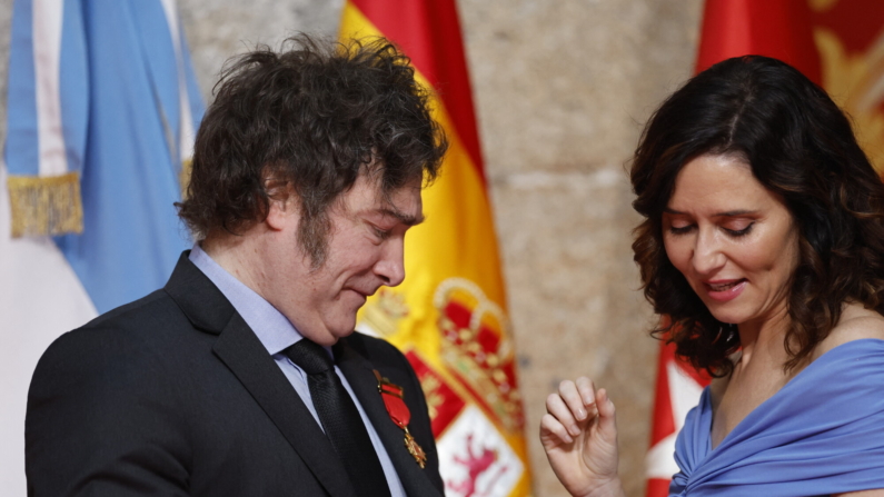 El presidente de Argentina, Javier Milei, recibe la medalla del Instituto Juan de Mariana de manos de la presidenta de la Comunidad de Madrid, Isabel Díaz Ayuso, en Madrid el 21 de junio de 2024. (Foto de OSCAR DEL POZO / AFP) (Foto de OSCAR DEL POZO/AFP via Getty Images)