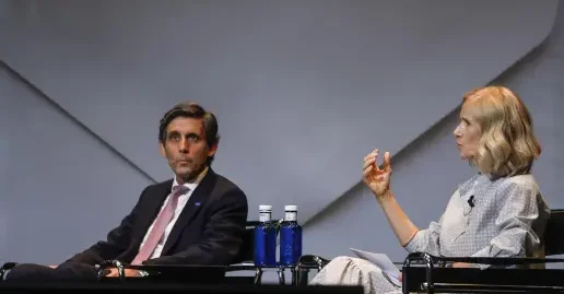 La presidenta de la Cotec, Cristina Garmendia, y el presidente de Telefónica y vicepresidente de Cotec, José María Álvarez-Pallete, participan en un coloquio celebrado durante la gala de Cotec en la que se presenta el Anuario 2024 de esta fundación dedicada a la innovación, este lunes en el Teatro Caixabank Príncipe Pío de Madrid. EFE/Juanjo Martin