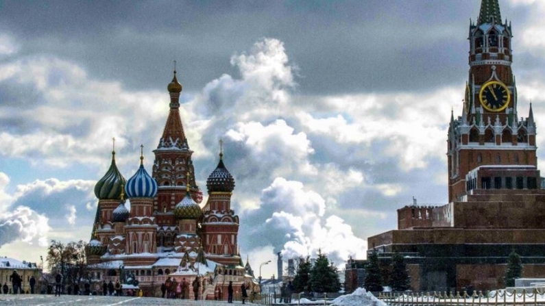 La gente camina frente a la Catedral de San Basilio y el Kremlin en la Plaza Roja en Moscú el 16 de marzo de 2018. (Mladen Antonov/AFP vía Getty Images)