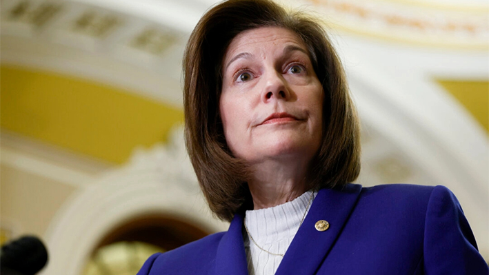 La senadora Catherine Cortez Masto (D-Nev.) habla en una rueda de prensa después de un almuerzo político semanal con los demócratas del Senado en el Capitolio de EE.UU. en Washington el 6 de febrero de 2024. (Anna Moneymaker/Getty Images)