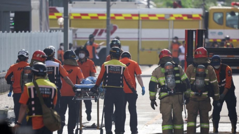 Personal de emergencia lleva el cuerpo de una persona muerta en un incendio mortal en una fábrica de baterías de litio propiedad del fabricante de baterías surcoreano Aricell, en Hwaseong, Corea del Sur, el 24 de junio de 2024. (Kim Hong-ji/Reuters)