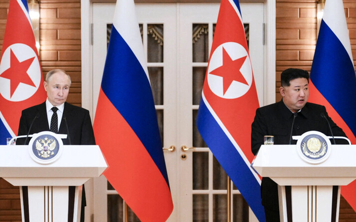 El presidente ruso Vladimir Putin (izq.) y el líder norcoreano Kim Jong Un (der.) hablan con los medios de comunicación tras sus conversaciones bilaterales en la residencia estatal de Kumsusan, en Pyongyang, Corea del Norte, el 19 de junio de 2024. (Kristina Kormilitsyna/AFP vía Getty Images)