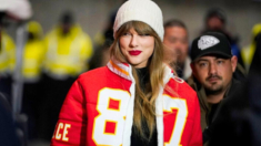 Taylor Swift sorprende en su concierto cuando Travis Kelce sube al escenario