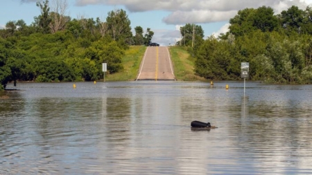 Caída de puente ferroviario, evacuaciones y al menos un muerto tras inundaciones en el Medio Oeste