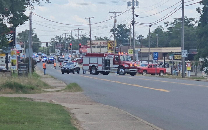 Vehículos de emergencia en el lugar de un tiroteo en Fordyce, Arkansas, el 21 de junio de 2024. (South Arkansas Reckoning/Suzy Parker/Reuters)