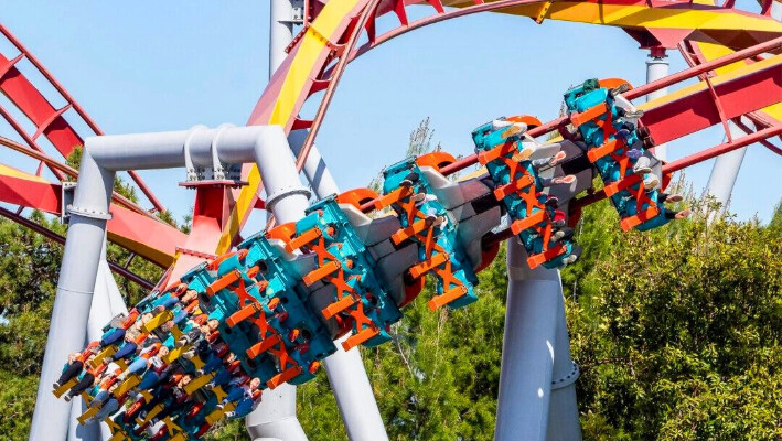 Una montaña rusa en el parque temático Knott's Berry Farm en Buena Park, California, el 3 de abril de 2023. (John Fredricks/The Epoch Times)
