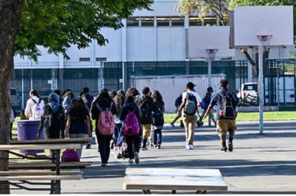 Los estudiantes se dirigen a sus aulas en una escuela secundaria pública en Los Ángeles el 10 de septiembre de 2021. (Robyn Beck/AFP vía Getty Images)