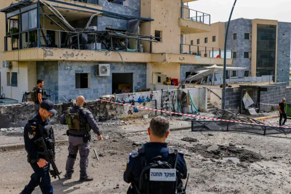 Fuerzas israelíes comprueban un edificio alcanzado por un cohete de Hezbolá en Kiryat Shmona, en el norte de Israel, cerca de la frontera con Líbano, el 27 de marzo de 2024. (JALAA MAREY/AFP vía Getty Images)