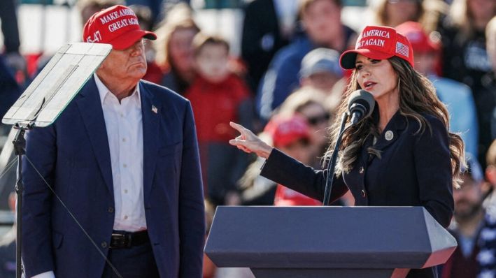 El expresidente Donald Trump escucha a la gobernadora de Dakota del Sur, Kristi Noem, hablar durante un mitin en Vandalia, Ohio, el 16 de marzo de 2024. (Kamil Krzacynski/AFP vía Getty Images)