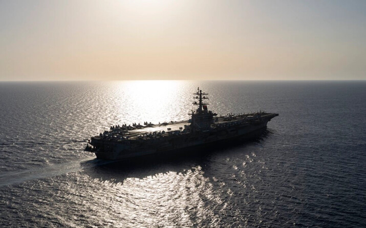 El portaaviones USS Dwight D. Eisenhower navega en el Mar Rojo, el 12 de junio de 2024. (Bernat Armangue/AP)