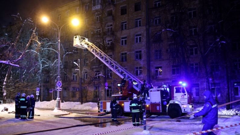 Rescatistas rusos junto a un edificio residencial tras un incendio en Moscú el 9 de febrero de 2024. (Tatyana Makeyeva/AFP vía Getty Images)