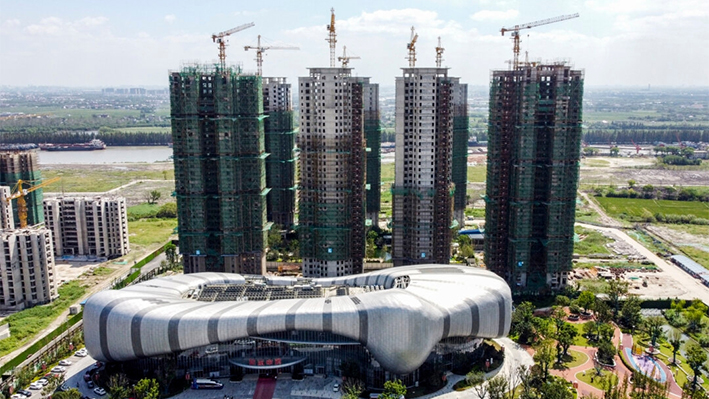 Esta foto aérea muestra la Ciudad de Turismo Cultural Evergrande, en construcción, paralizada en Taicang, ciudad de Suzhou, en la provincia oriental china de Jiangsu, el 17 de septiembre de 2021. (Vivian Lin/AFP vía Getty Images)