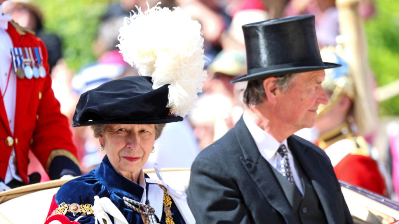 La princesa Ana de Inglaterra y el Vicealmirante Timothy Laurence salen en carruaje después de asistir al servicio de la Orden de la Jarretera, en la Capilla de San Jorge, en el Castillo de Windsor, en Windsor, sur de Inglaterra, el 17 de junio de 2024. (Chris Jackson/POOL/AFP vía Getty Images)