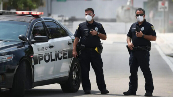 Cubana residente de Florida fue detenida tras ser acusada de participar en un naufragio vinculado con el tráfico de personas en el que murieron 16 migrantes. Foto de archivo de agentes de policía de Miami Beach, Florida, el 8 de abril de 2020. (Joe Raedle/Getty Images)