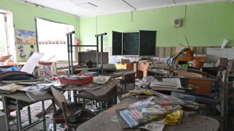 Una escuela destruida en Verbivka, recientemente reconquistada a Rusia por el ejército ucraniano en una contraofensiva relámpago, en el este de Ucrania, el 15 de septiembre de 2022. (Sergey Bobok/AFP vía Getty Images)