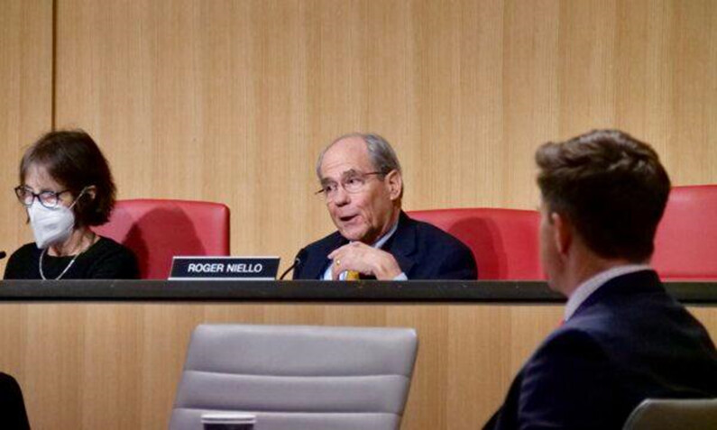 El senador del estado de California, Roger Niello, vicepresidente del Comité Senatorial de Revisión Fiscal y Presupuestaria, hace preguntas durante una reunión en Sacramento, California, el 23 de enero de 2024. (Travis Gillmore/The Epoch Times)