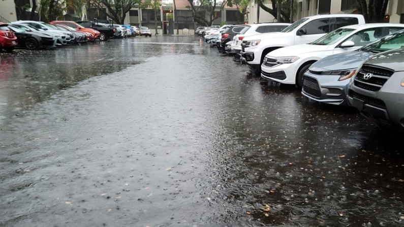 Fotografía de archivo de unos autos en un estacionamiento inundado debido a las lluvias. EFE/Latif Kassidi