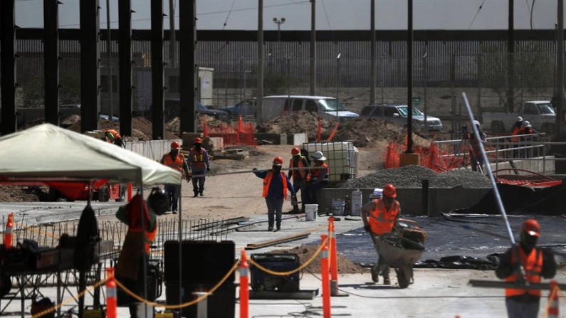 Obreros trabajan en una construcción, el 21 de junio de 2024, en Ciudad Juárez (México). EFE/ Luis Torres