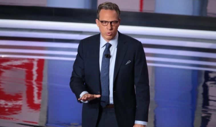 El moderador de CNN, Jake Tapper, habla a la audiencia durante un debate de primarias demócratas en Detroit, Michigan, el 31 de julio de 2019. (Scott Olson/Getty Images)