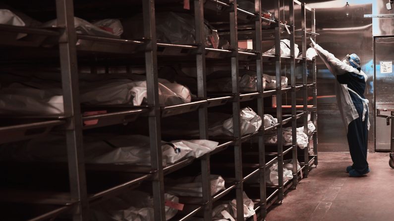 La técnica forense Kristine Clor maneja restos humanos en la morgue refrigerada de la Oficina del Médico Forense del Condado de Pima el 9 de diciembre de 2014 en Tucson, Arizona. (John Moore/Getty Images)