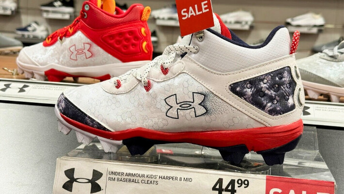 Los zapatos Under Armour se exhiben en una tienda Dick's Sporting Goods el 16 de mayo de 2024 en Petaluma, California. (Foto de Justin Sullivan/Getty Images)